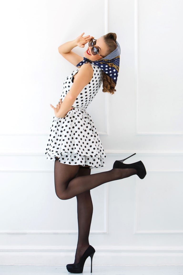 une femme qui veut rendre son mari jaloux en s'habillant comme une pin-up