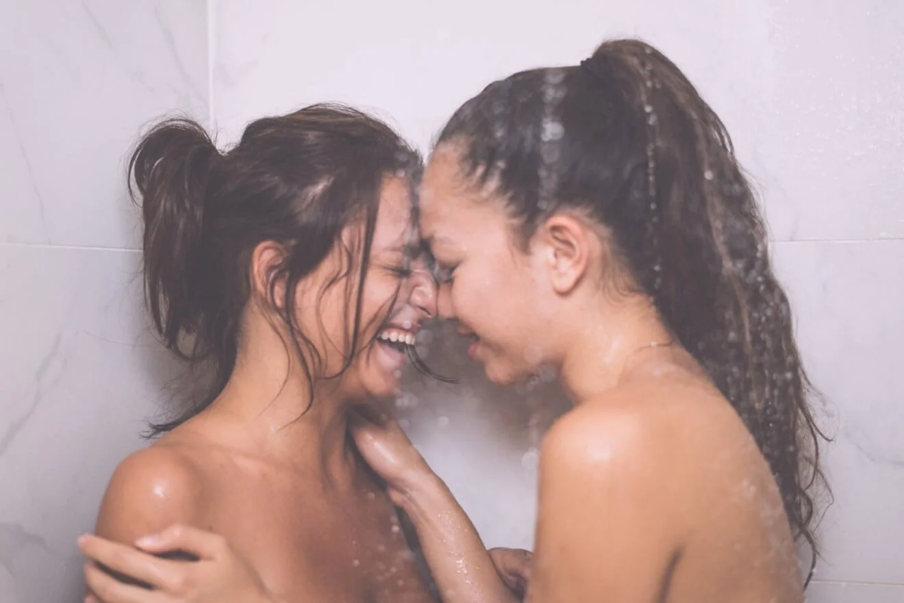 deux femmes qui font l'amour sous la douche
