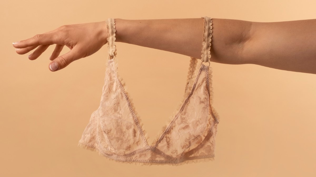 Bralette en soie beige avec détails raffinés sur un fond neutre