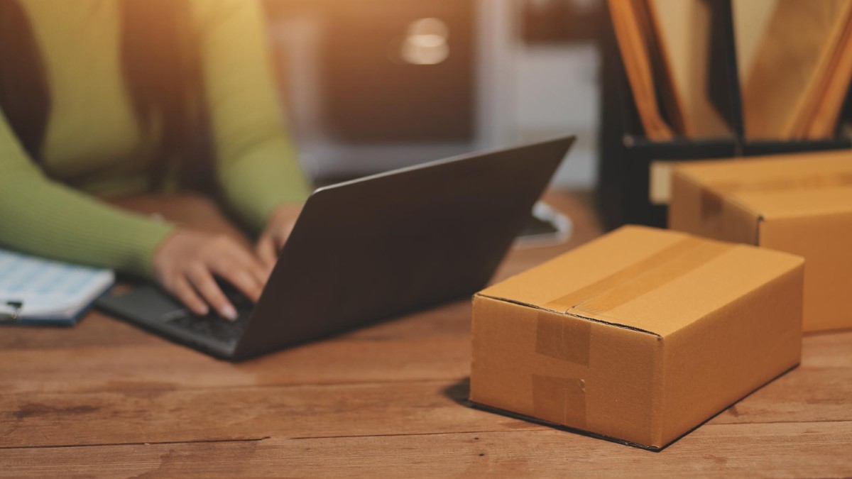 Petit colis discret posé sur une table, symbolisant une commande intime en ligne