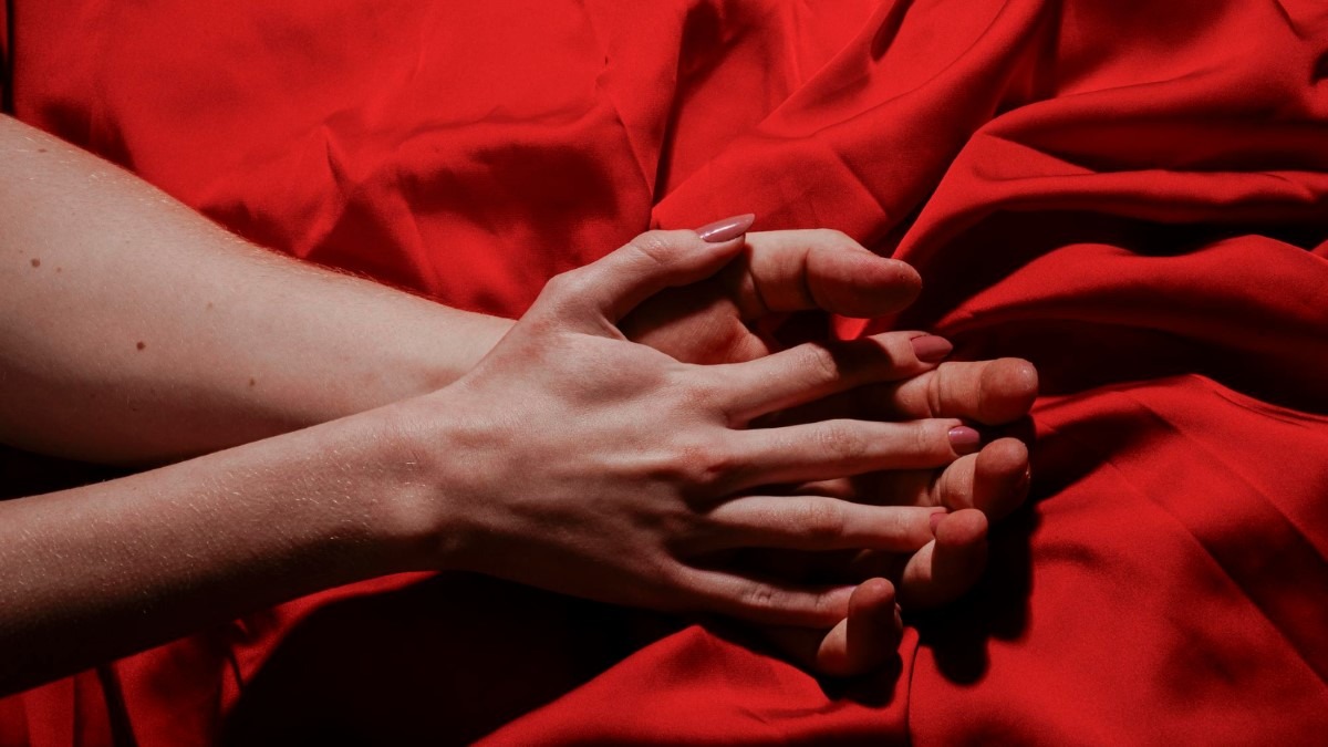 Mains d’un couple qui se rejoignent pour illustrer la confiance et la complicité autour de la sexualité