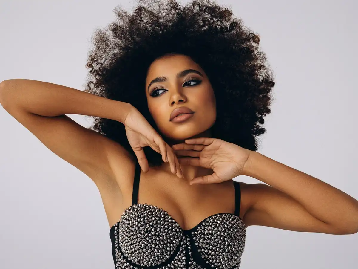 Bustier à pointes porté par une belle femme de couleur