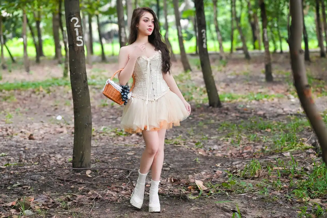 Une jeune femme porte un corset dans la forêt