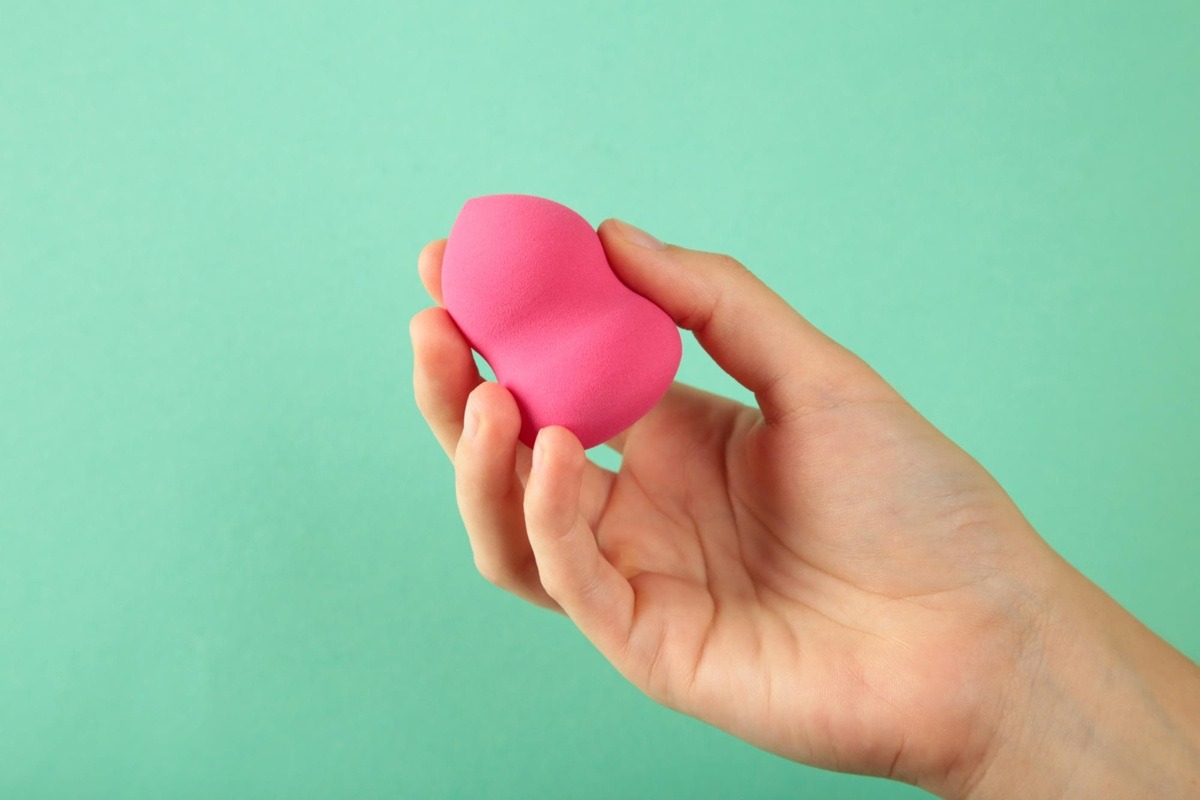 Mini vibromasseur tenu dans la main.