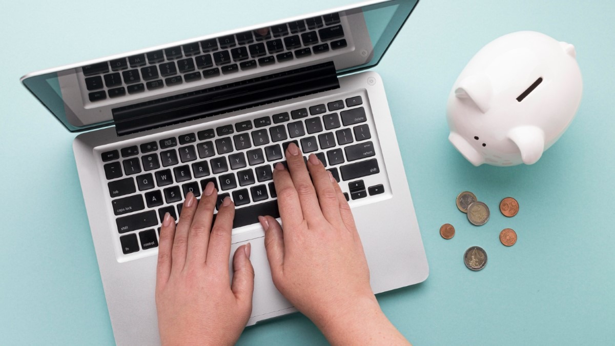 Main comptant quelques pièces devant une page d’achat en ligne, illustrant l’arbitrage entre budget, discrétion et qualité.