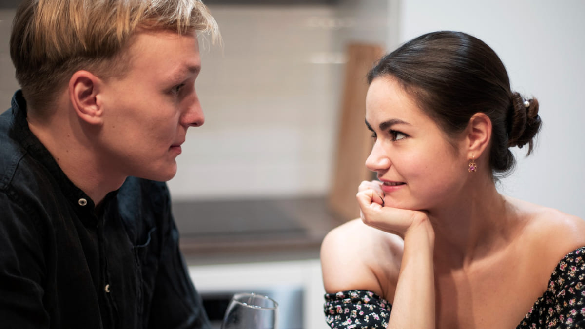 Regard chargé de désir entre un couple lors de la Saint-Valentin.