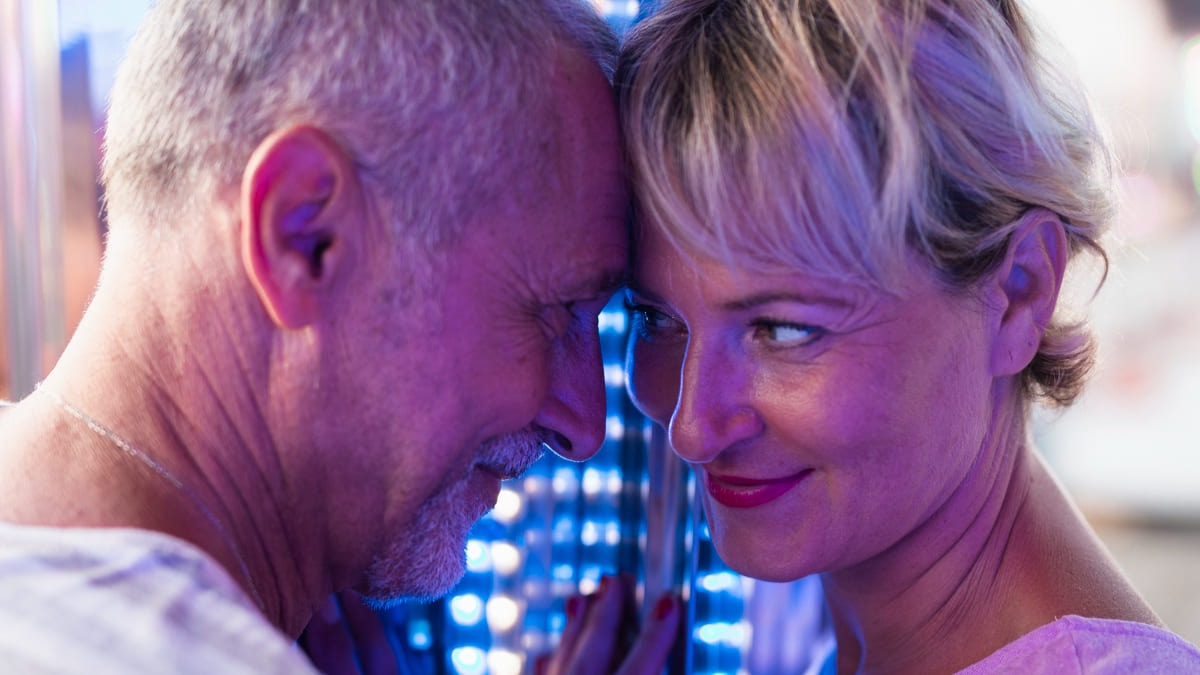 Couple installant une tension sensuelle par le regard et la proximité.