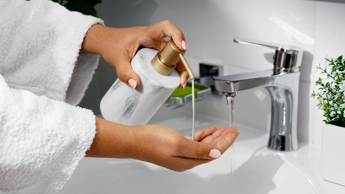 Une femme va nettoyer délicatement son rabbit sous l'eau tiède avec un savon spécial.