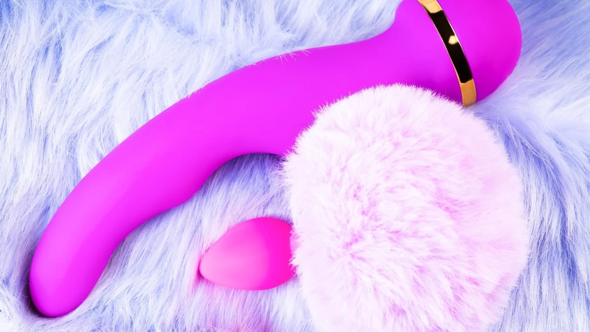 Rabbit vibromasseur en silicone au design raffiné dans une ambiance féminine et élégante.