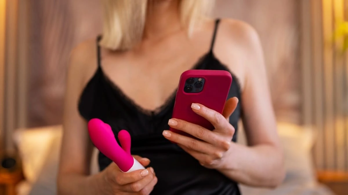 Une femme met en marche son premier rabbit à l'aide d'une application sur son smartphone.